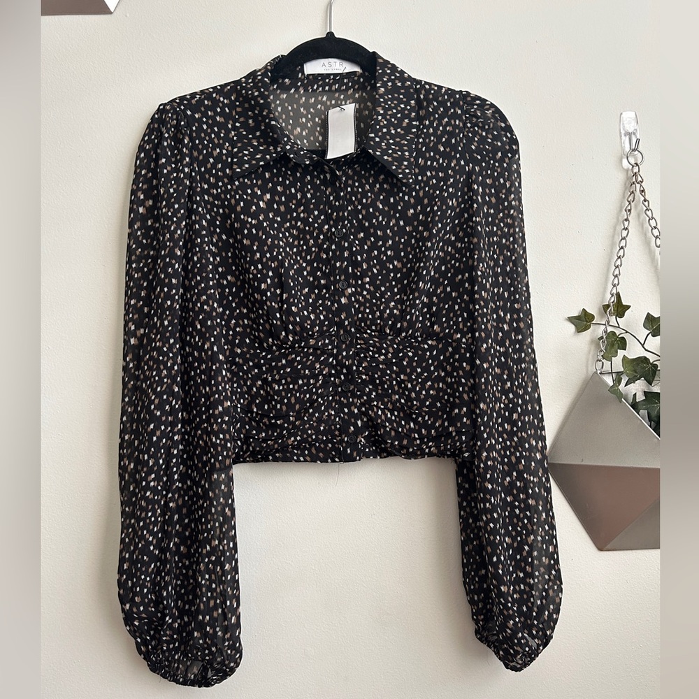 ASTR The Label Black Taupe Geo Print Ruched Blouse, NWT